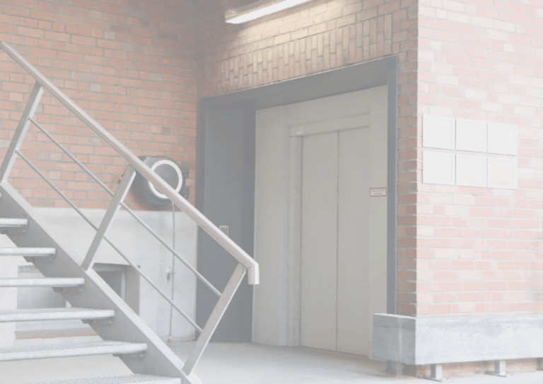 Backsteingebäude von Innen, Fahrstuhl und industrielle Treppe